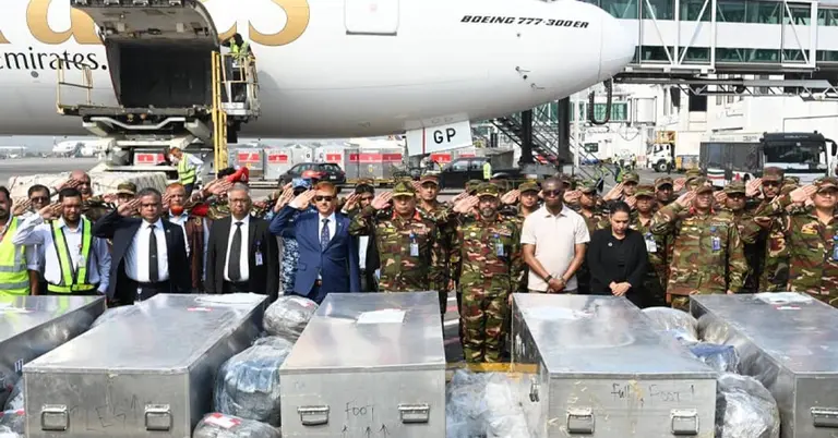 বিমানবন্দরে শহিদ সেনাসদস্যদের মরদেহ গ্রহণ করে বাংলাদেশ সেনাবাহিনী